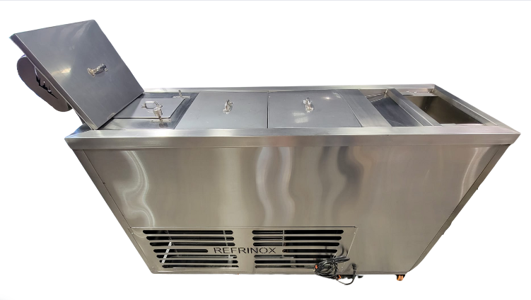 Máquina de helados/paletas con capacidad para 4 moldes estándar u 8 moldes tipo brasileño.